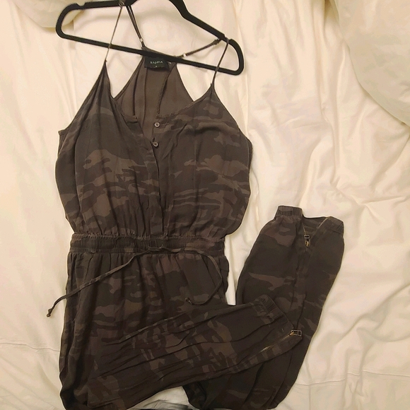 Come Here Camo Pocketed Jumpsuit - Picture 2 of 4